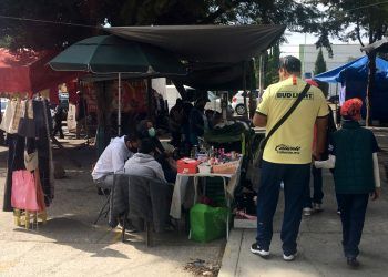 Ambulantes de Amalucan se instalan e ignoran alerta sanitaria por COVID-19