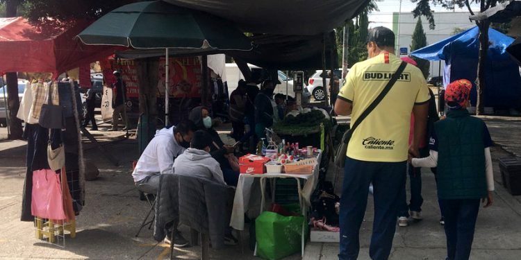 Ambulantes de Amalucan se instalan e ignoran alerta sanitaria por COVID-19
