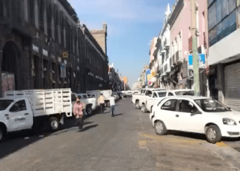 Ayuntamiento de Puebla coloca unidades en calles del Centro para evitar ambulantaje