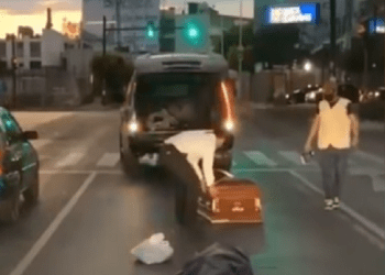 Ataúd se sale de una carroza en el bulevar 5 de mayo en Puebla