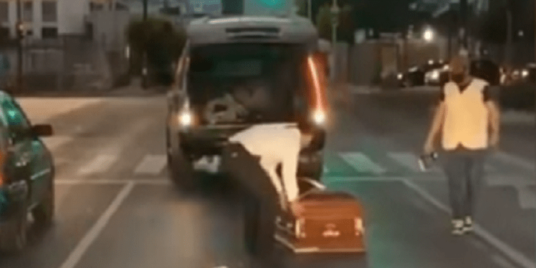 Ataúd se sale de una carroza en el bulevar 5 de mayo en Puebla