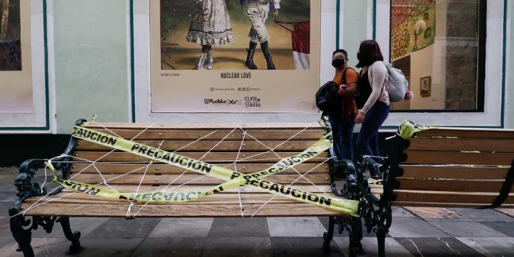 Bancas del pasaje del zócalo de Puebla son clausuradas ante alerta por COVID-19