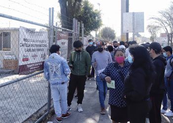 Jóvenes poblanos acuden por la pre cartilla del SMN al Polideportivo Xonaca