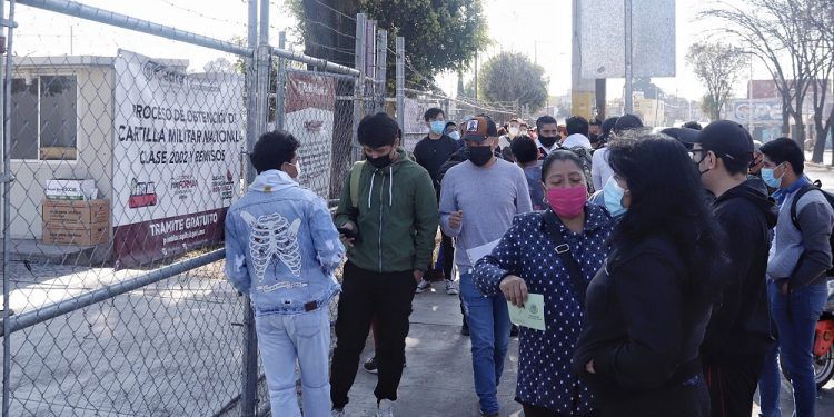 Jóvenes poblanos acuden por la pre cartilla del SMN al Polideportivo Xonaca
