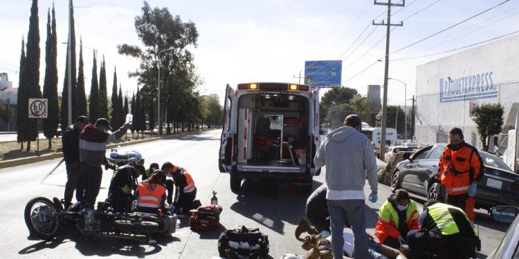 Motociclistas colisionan contra patrulla de Tránsito en el Bulevar 18 de noviembre