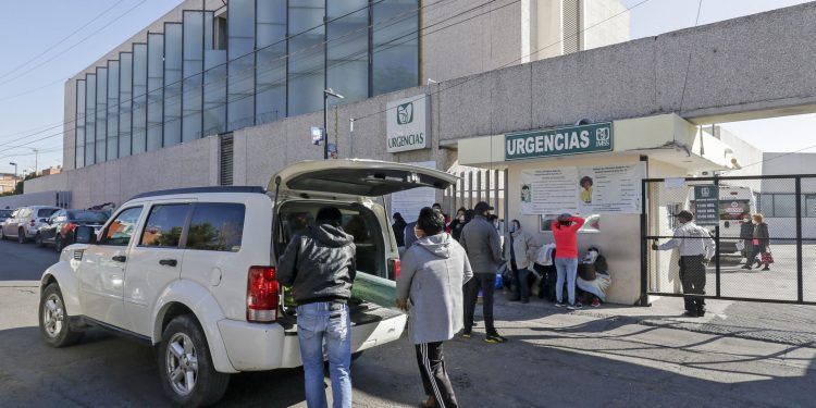 Hospitales del IMSS en Puebla al borde del colapso 