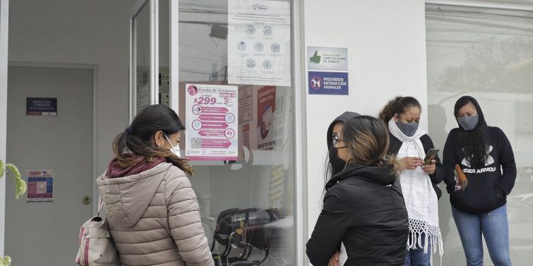 Ciudadanos acuden a farmacias poblanas para realizarse prueba COVID-19