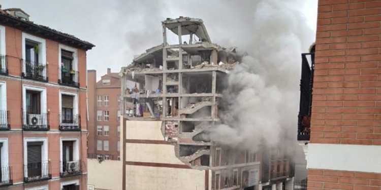 Explosión derrumba parte de un edificio en el centro de Madrid, España