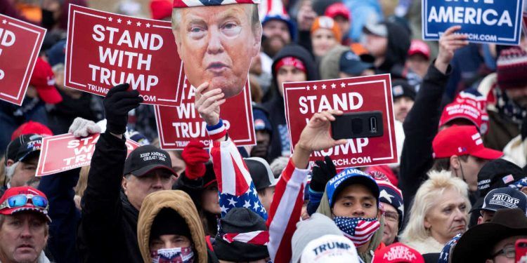 Seguidores de Trump irrumpen en el Congreso de EU; hay toque de queda en Washington