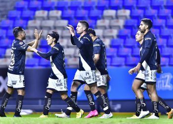 Inicia Club Puebla con empate de local ante Chivas