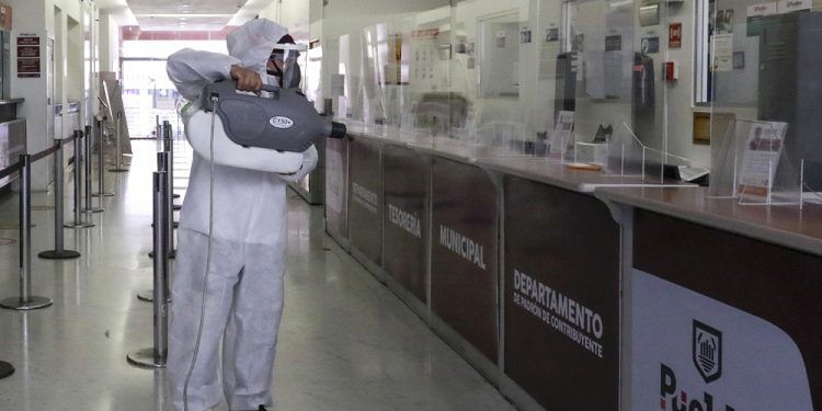 Ayuntamiento de Puebla desinfecta espacios para evitar contagios de COVID-19