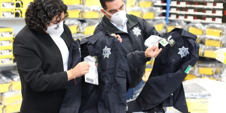 Alcaldesa de San Andrés Cholula revisa uniformes a entregar a policías