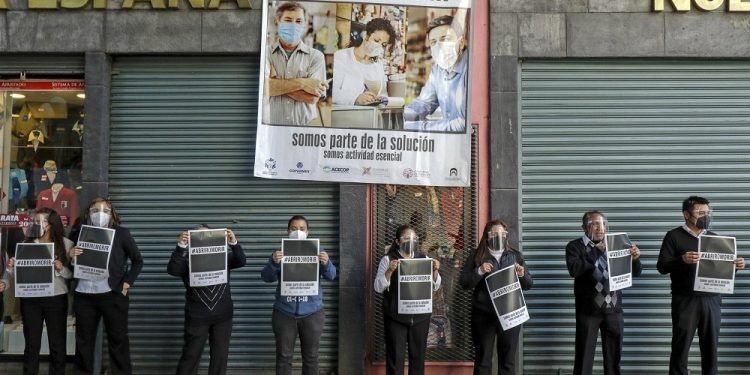 Con silbatos y cacerolas propietarios de negocios exigen reapertura en Puebla