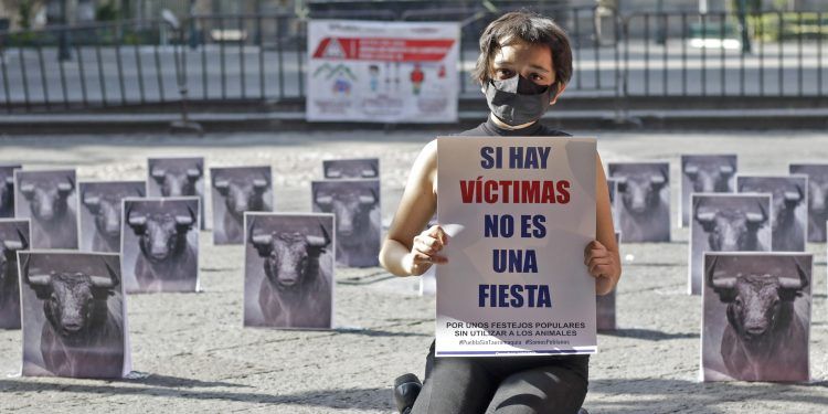 Colectivos se manifiestan a favor de la prohibición de la tauromaquia en Puebla 