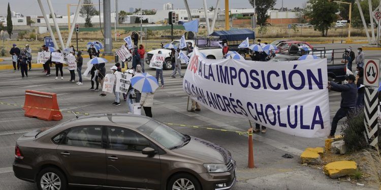 Panistas bloquean Vía Atlixcáyotl en protesta por imposición de candidatos en San Andrés Cholula