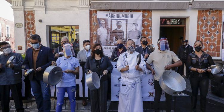 Restauranteros poblanos realizan segundo cacerolazo; piden servicio de mesa