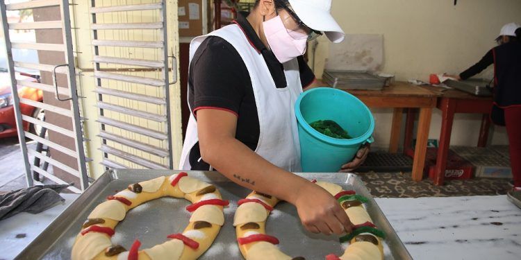 Pese a bajas ventas por pandemia, panaderías de Puebla elaboran Roscas de Reyes