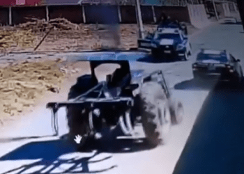 Chofer de tractor es baleado y golpeado por policías de Coronango