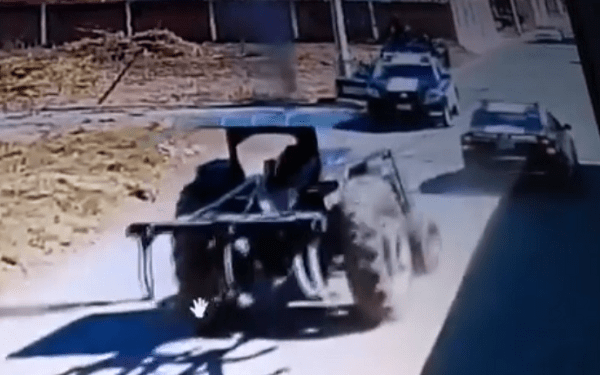 Chofer de tractor es baleado y golpeado por policías de Coronango
