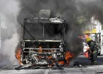 Se incendia microbús de “Los Morados” en La Libertad; una mujer resulta lesionada