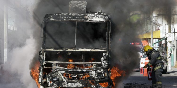 Se incendia microbús de “Los Morados” en La Libertad; una mujer resulta lesionada