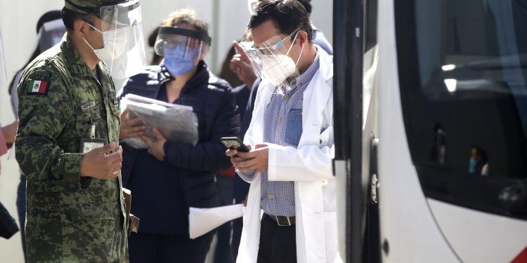 Médicos particulares de Puebla acuden a la Zona Militar para vacunarse contra el COVID-19
