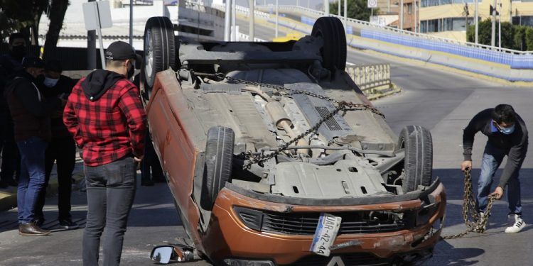Vehículo vuelca frente al Colegio Americano en la avenida 31 Poniente