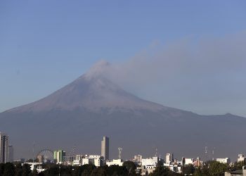 Popocatépetl vuelve a amanecer con fumarola; ceniza se dispersa al noreste