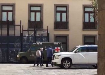 Captan a AMLO usando cubrebocas y caminando en Palacio Nacional