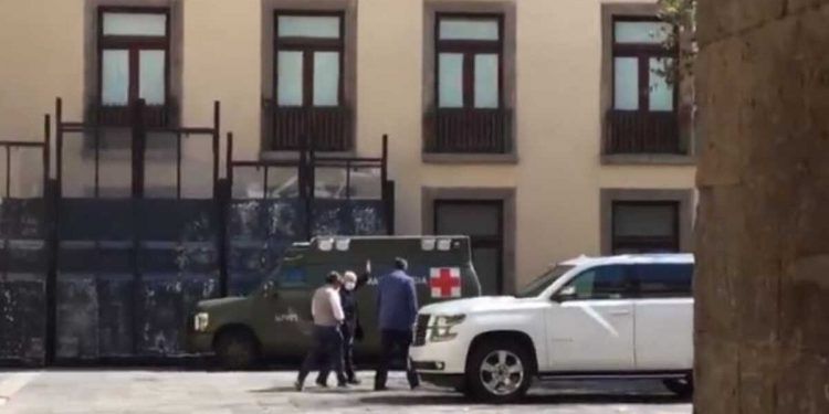 Captan a AMLO usando cubrebocas y caminando en Palacio Nacional