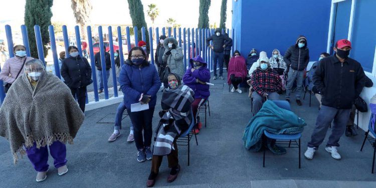 Más de un millón de adultos mayores quieren vacuna y no pueden trasladarse