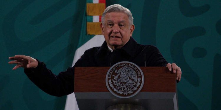 Me paro en un solo pie a pesar de que estoy en el post COVID: AMLO