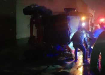 Tractocamión vuelca y cae del Periférico Ecológico 