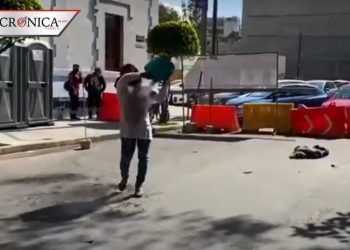 Mujer se rocía de gasolina y amenaza con prenderse fuego frente a Segob
