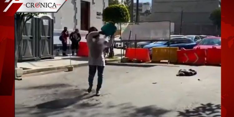 Mujer se rocía de gasolina y amenaza con prenderse fuego frente a Segob