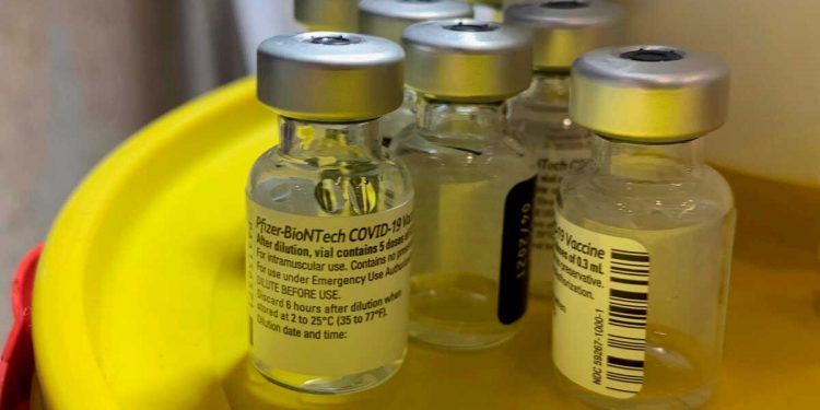La vacuna de Pfizer puede neutralizar tres variantes del SARS-Cov-2