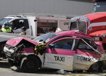 Tráiler se queda sin frenos y aplasta un taxi de la CDMX; muere una mujer en la caseta de Amozoc