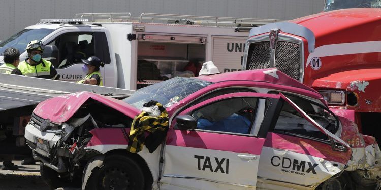 Tráiler se queda sin frenos y aplasta un taxi de la CDMX; muere una mujer en la caseta de Amozoc