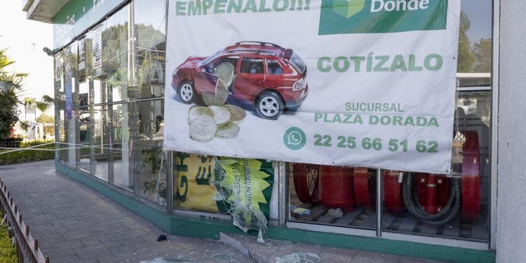 Casa de empeño es vandalizada y rompen vidrios en Plaza Dorada