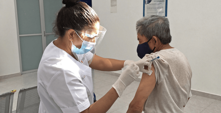 Priorizar vacunación de adultos mayores disminuirá los decesos