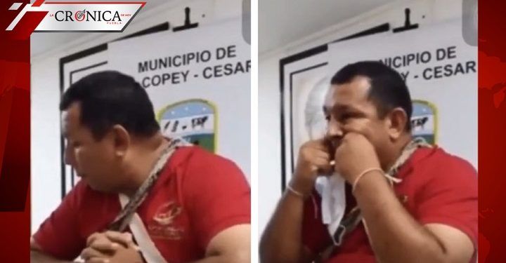 Difunden clip de alcalde de Colombia que usó cubrebocas como hilo dental