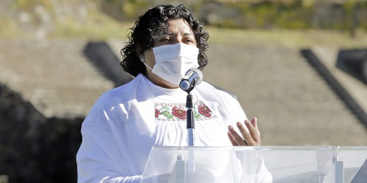Karina Pérez Popoca presenta solicitud de licencia temporal