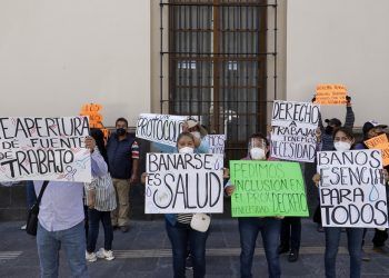 Bañeros insisten en su reapertura en Puebla; se manifiestan en el centro de la ciudad