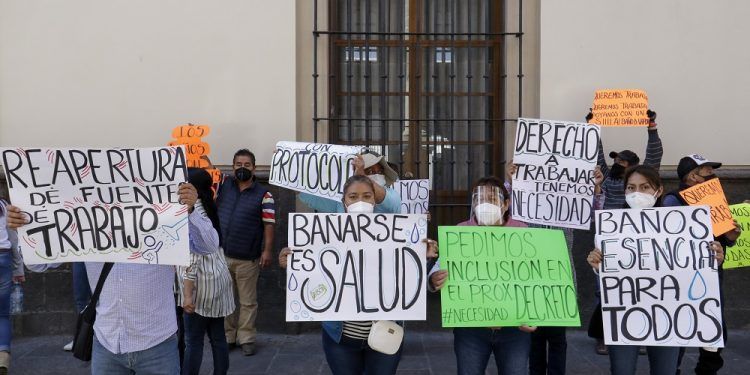 Bañeros insisten en su reapertura en Puebla; se manifiestan en el centro de la ciudad