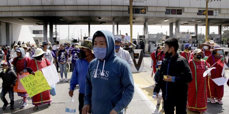 Manifestantes de Oaxaca toman la caseta de Amozoc y dan paso libre a usuarios