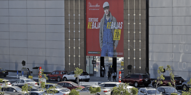 Centros comerciales niegan rebasar el aforo de 20%