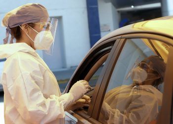 Pruebas para detectar COVID-19 se realizan en el estacionamiento de Plaza Dorada
