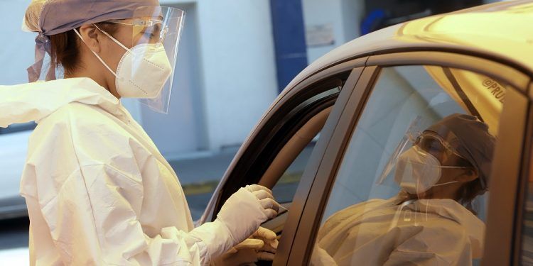 Pruebas para detectar COVID-19 se realizan en el estacionamiento de Plaza Dorada