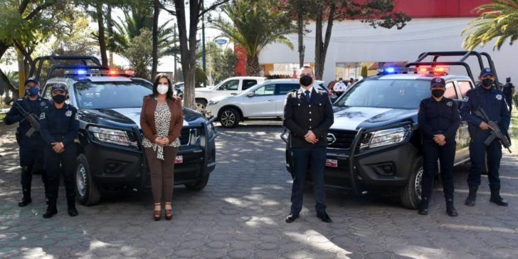 Norma Layón entrega dos patrullas a la policía municipal de Texmelucan