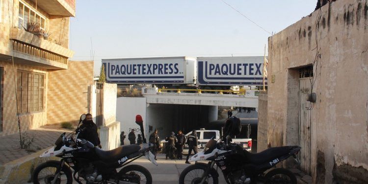 Unidades de transporte público colisionan frente a Plaza Loreto